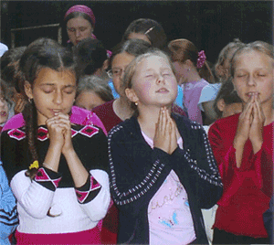 Praying-girls.gif